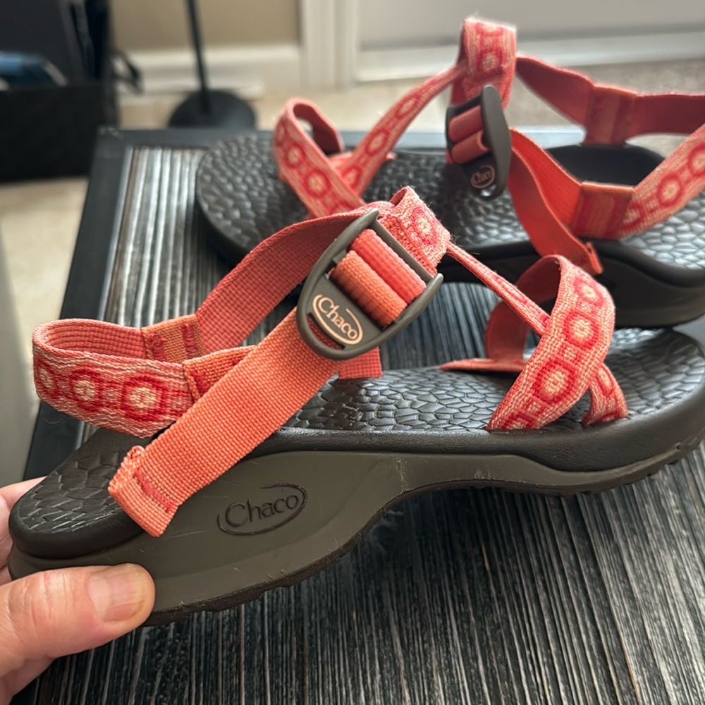 Chacos women size 8 one strap toe loop